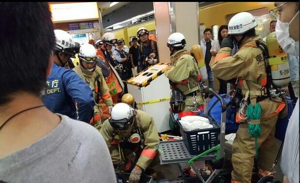 Появилось видео с места возможного распыления газа в токийском метро