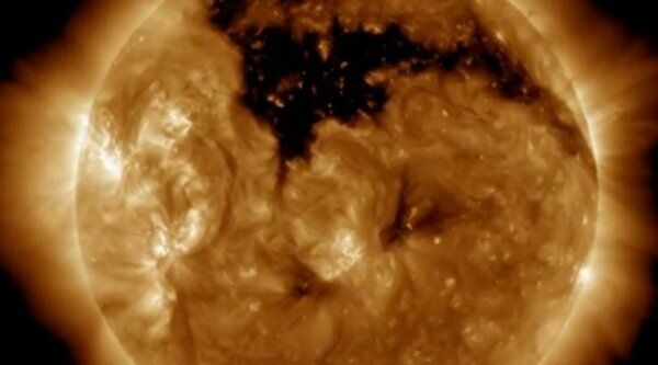 NASA засняло появление «дыры» на Солнце