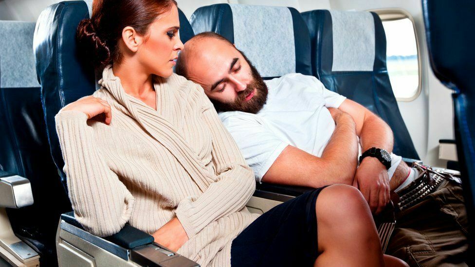 Би-Би-Си научило, как лучше засыпать в самолете