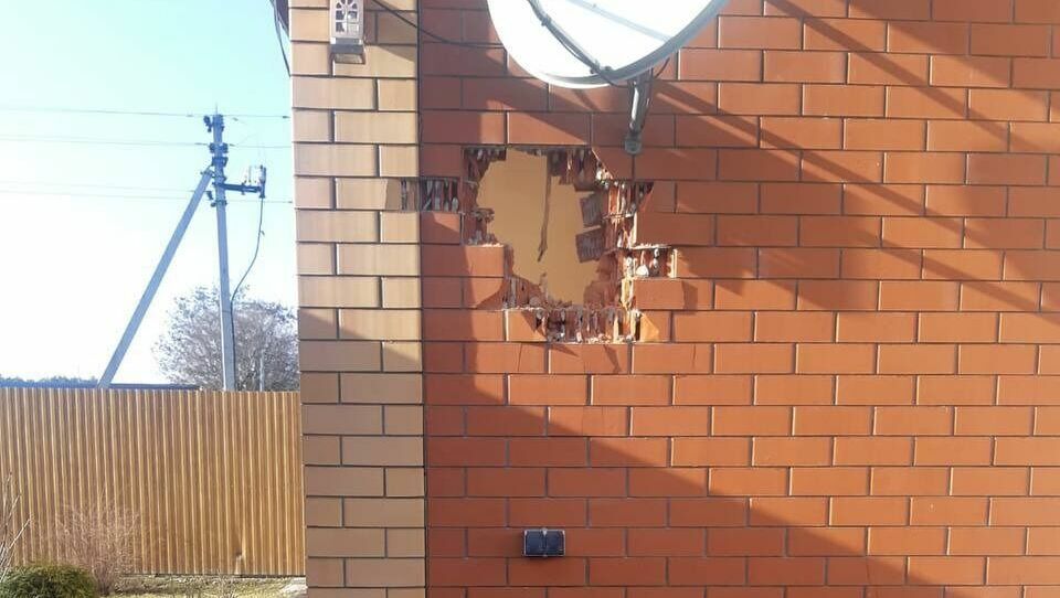 Неразорвавшийся снаряд пробил стену жилого дома в белгородском Шебекино