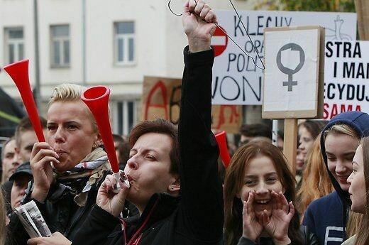 Женщины в Польше массово протестуют против запрета абортов