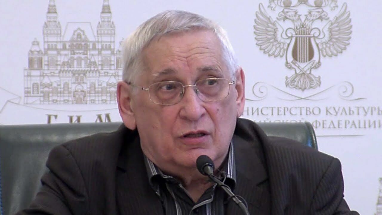 82-летнего историка Назарова избили в очереди за масками в столичной аптеке