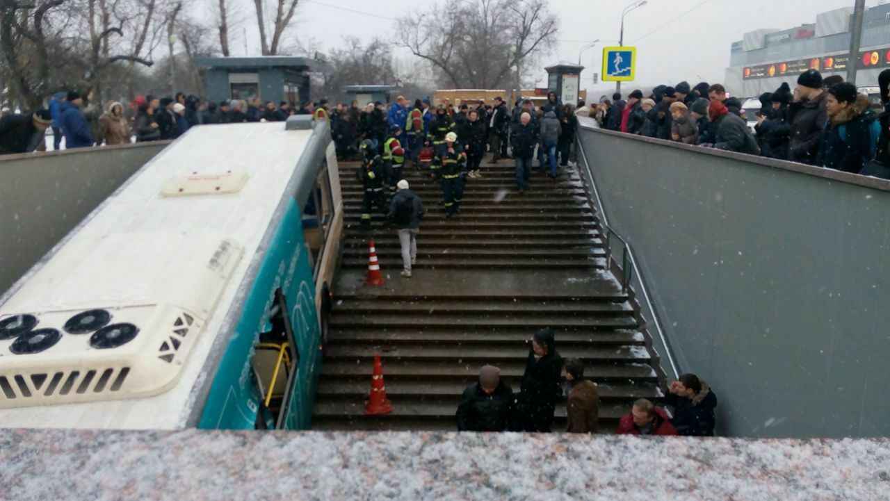Девять пострадавших при наезде автобуса в Москве остаются в больницах