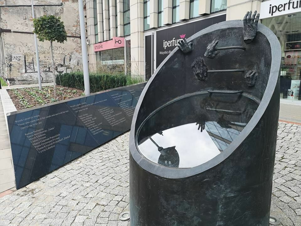  памятник выбравшимся из канала повстанцев в Варшаве на ул. Простой