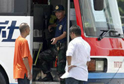 На Филиппинах бывший полицейский захватил в заложники 25 туристов (ФОТО)