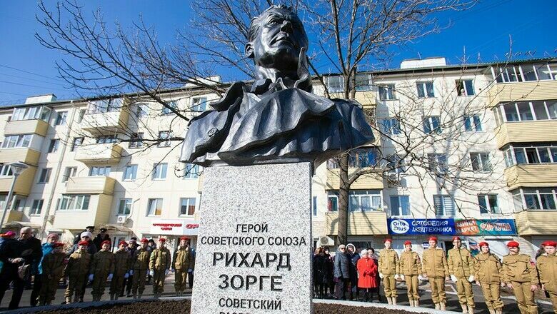 Во Владивостоке вандалы облили краской памятник разведчику Зорге