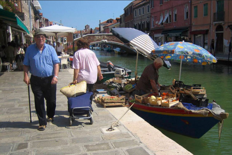Задушены туризмом: в Венеции осталось меньше 50 000 жителей