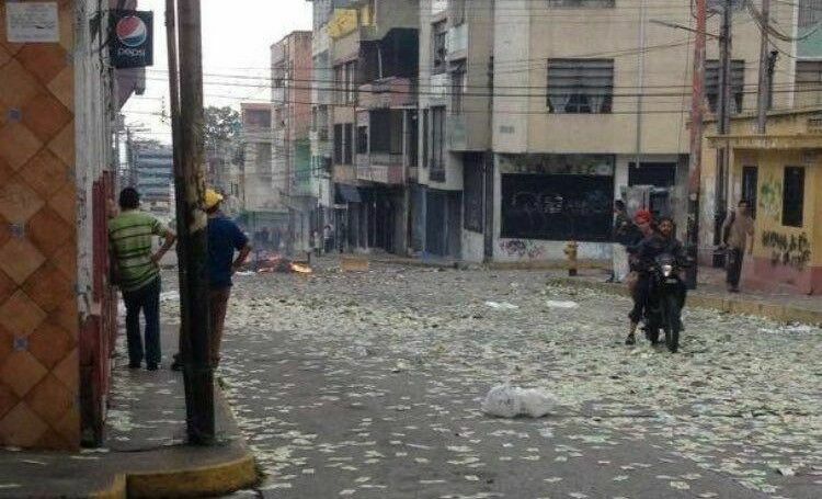 Фото дня: деньги в Венесуэле стали мусором