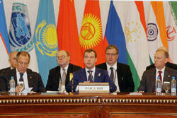 Медведев опасается давать Киргизии кредиты: украдут