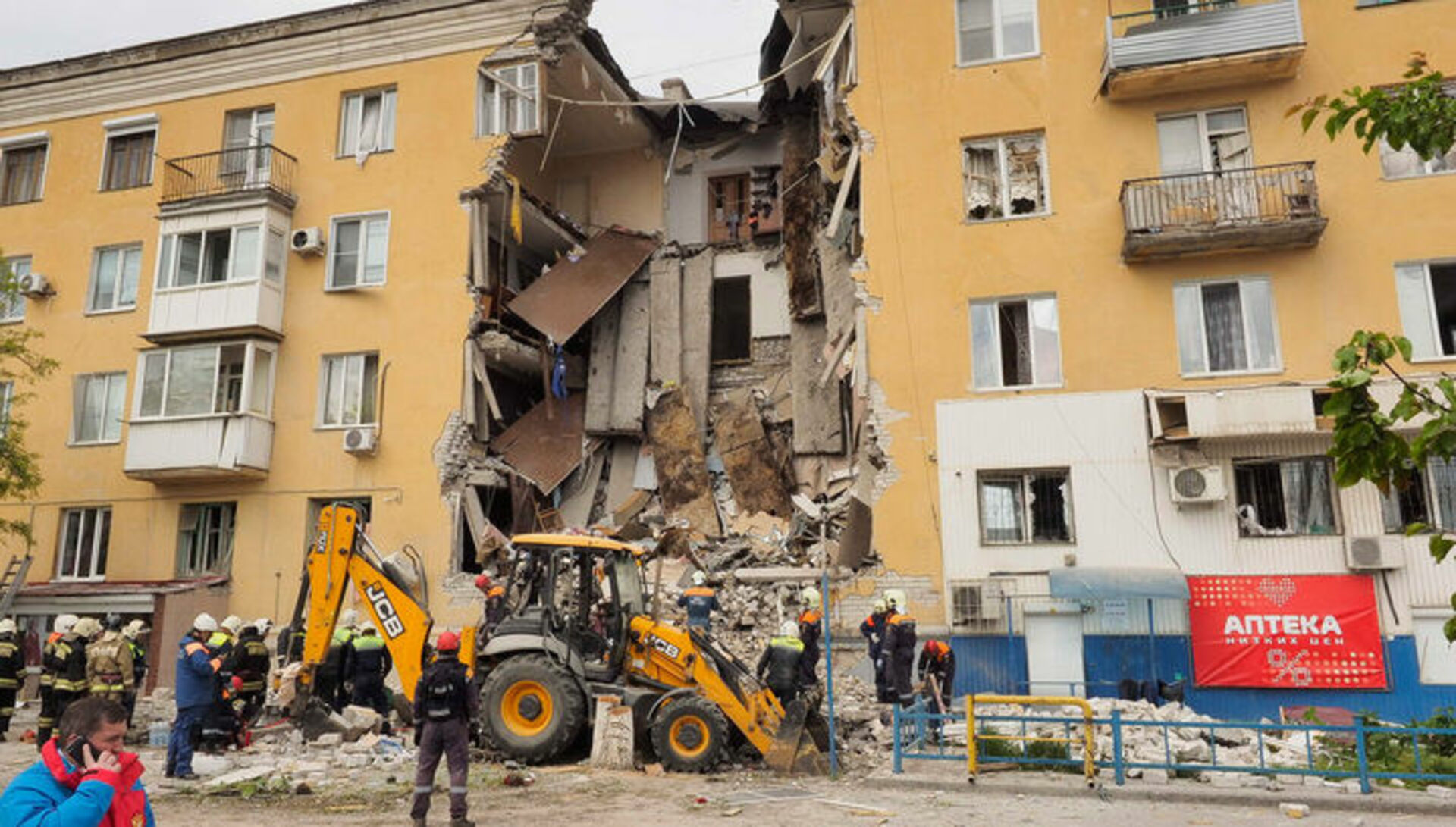 Разрушенный взрывом дом. Взрыв в Волгограде жилого дома от газа. Разрушение зданий и сооружений. Обрушение зданий и сооружений. Разрушенный дом.