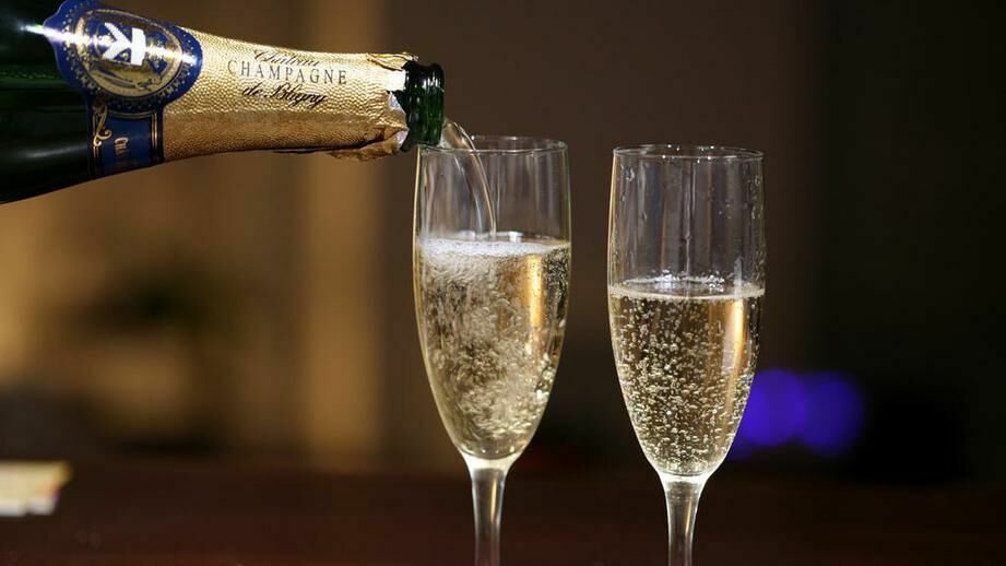 Шампанское к Новому году подорожает на 15%