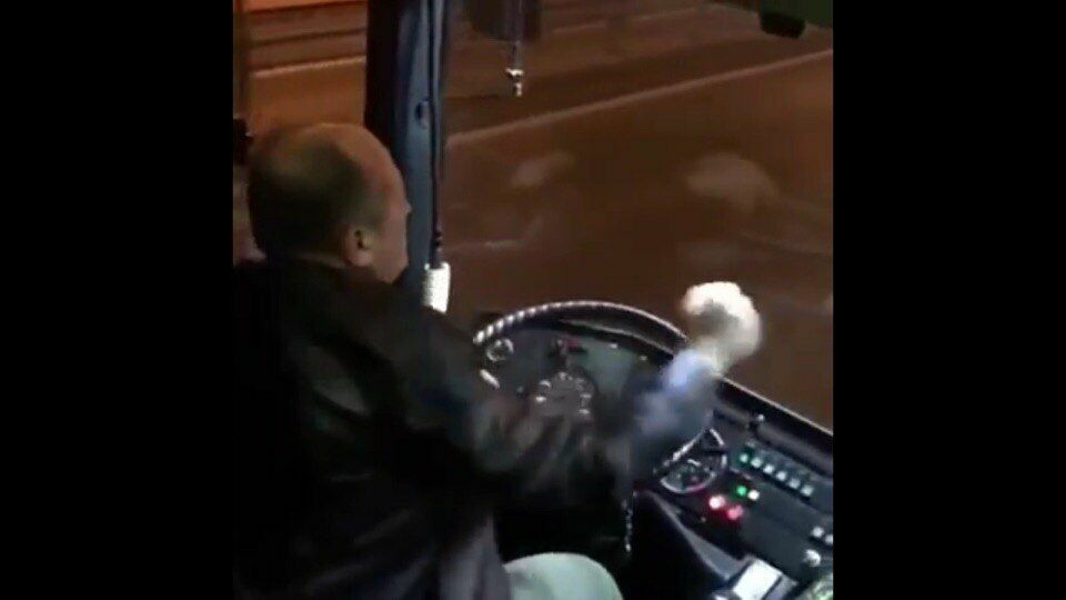Столичная полиция нашла водителя, танцевавшего лезгинку за рулем автобуса