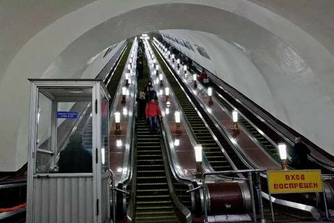 В московском метро группа туристов из Китая упала с эскалатора