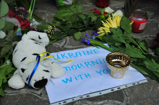 Москвичи несут цветы к посольству Нидерландов в память жертв крушения Boeing