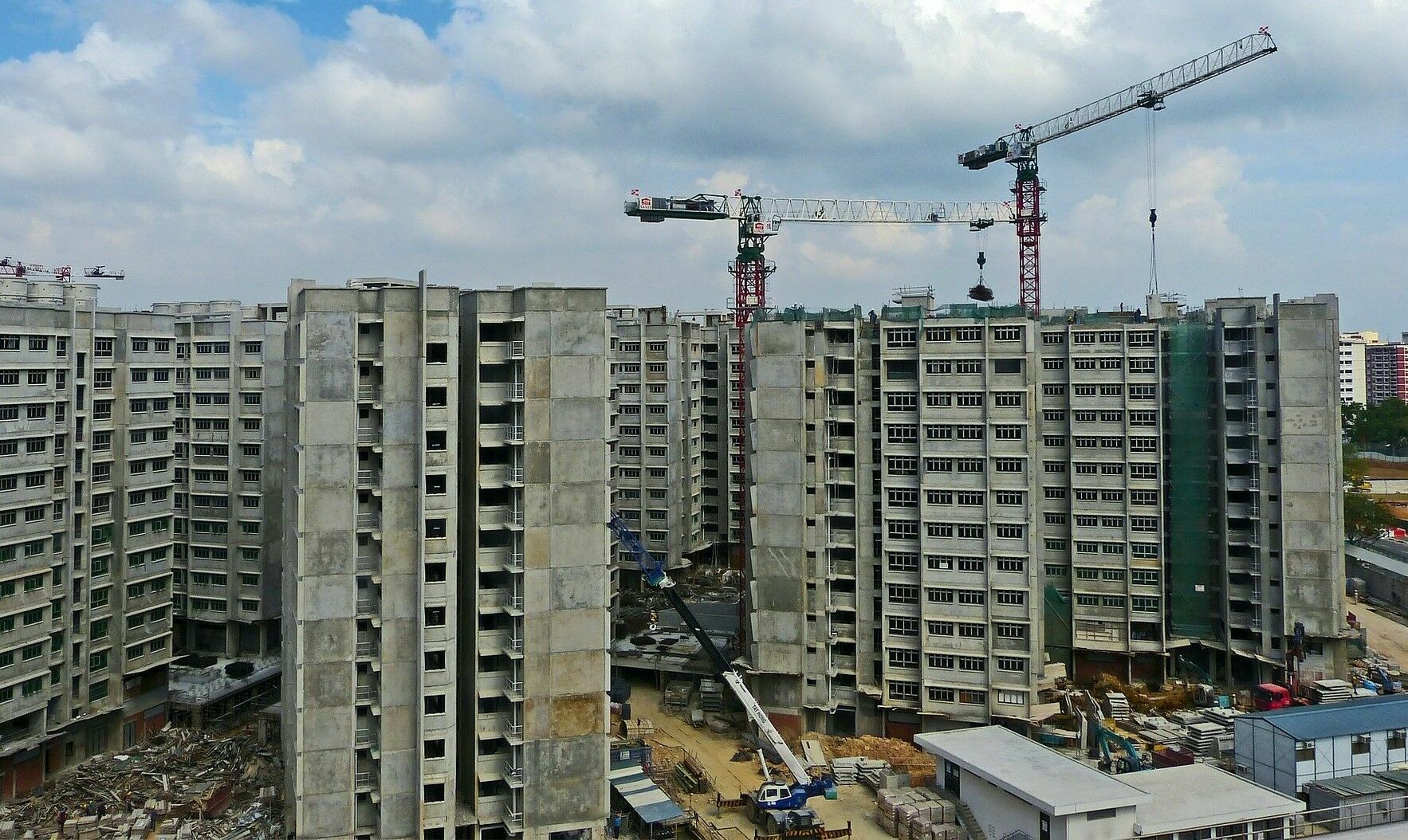 Объем строительства жилья в России снизился на 20%