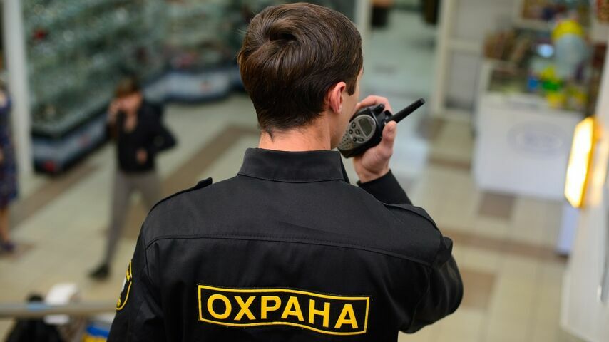В Омске охранник четыре раза выстрелил в нападавшего на магазин
