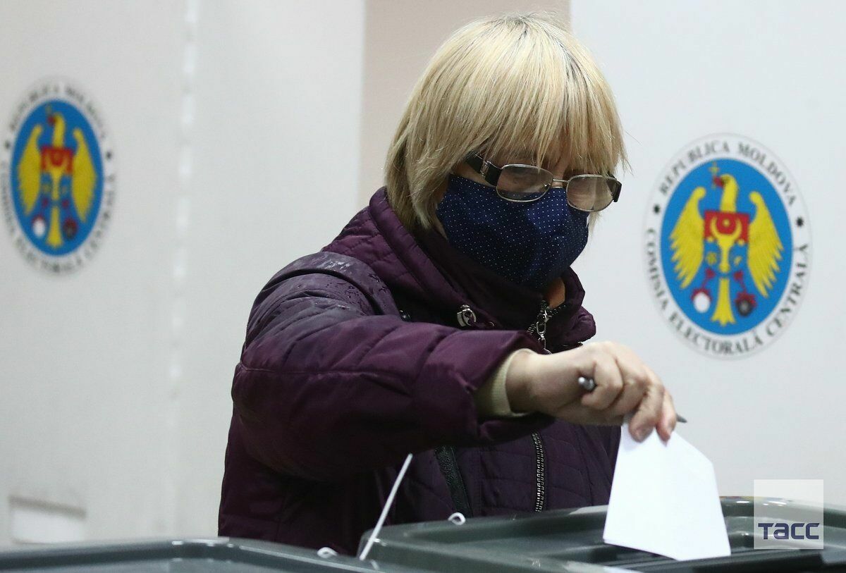 Второй тур президентских выборов в Молдавии пройдет 15 ноября