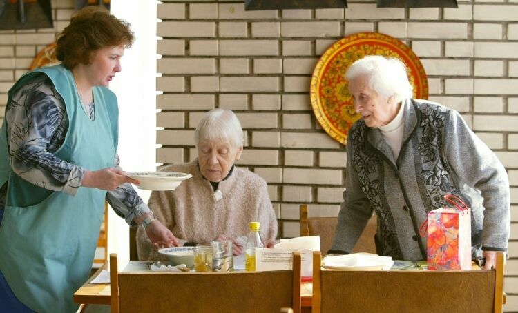 Минтруд РФ  установит контроль за частными домами для престарелых