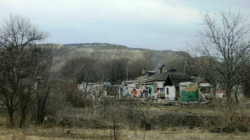 Дома бедных цыган контрастируют с могилами богатых 