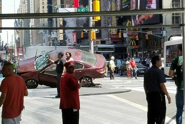 В Нью-Йорке на Таймс-сквер автомобиль врезался в прохожих