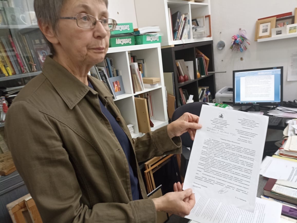 Вера Павловна Прямикова показывает письмо из администрации