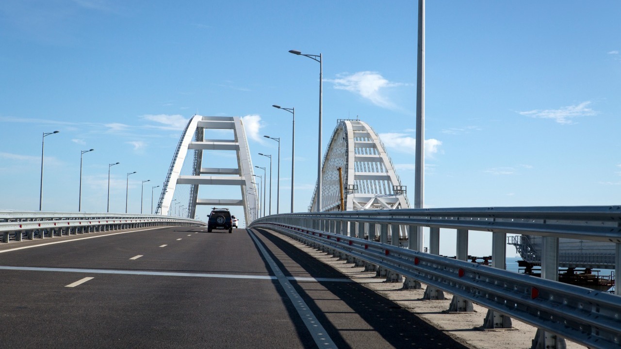 По правой полосе Крымского моста запустили движение автомобилей (ВИДЕО)