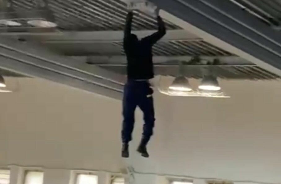 Во Владивостоке спасли рабочего, повисшего на руках под потолком спортзала (ВИДЕО)