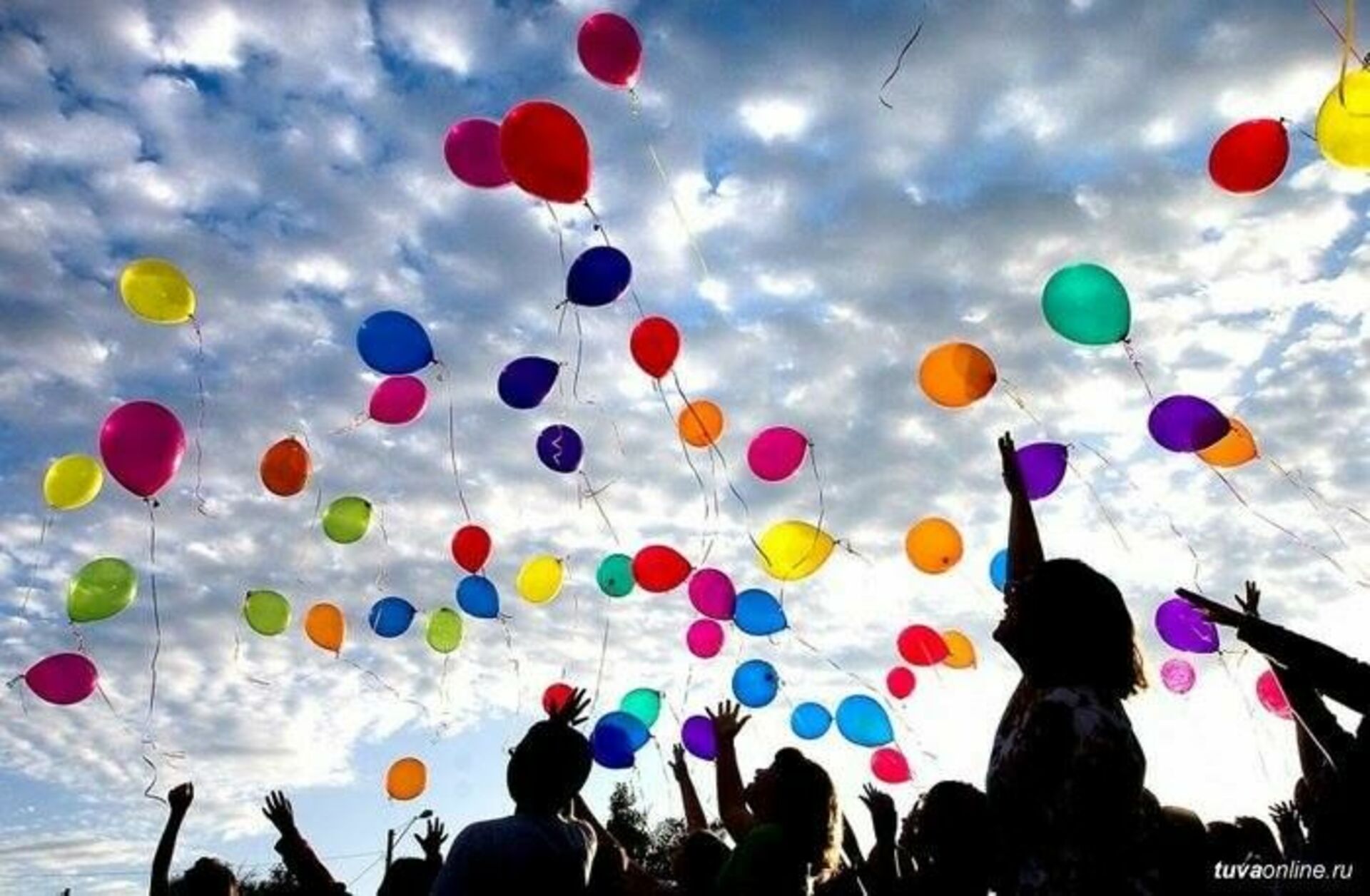 Подари воздушные шары. Шарики в небе. Выпускники запускают шары в небо. Выпускной шары в небо. Праздничные шары в небе.