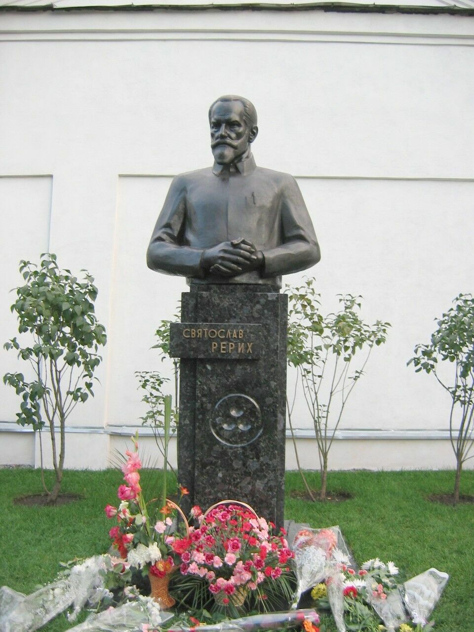 Памятник Святославу Рериху