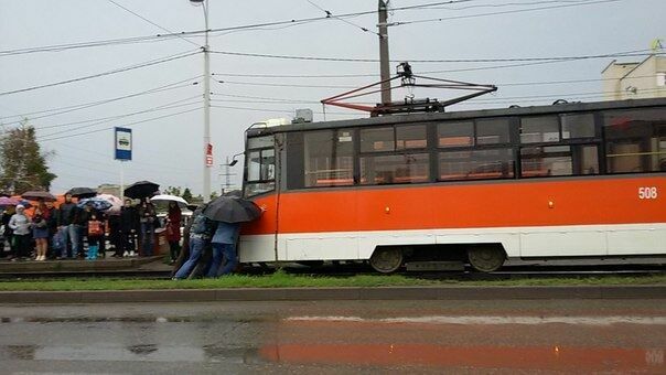 В Краснодаре пассажиры помогли неисправному трамваю доехать  до депо