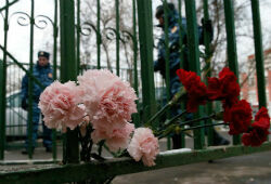 В Москве простились в погибшими в школе № 263 учителем и полицейским