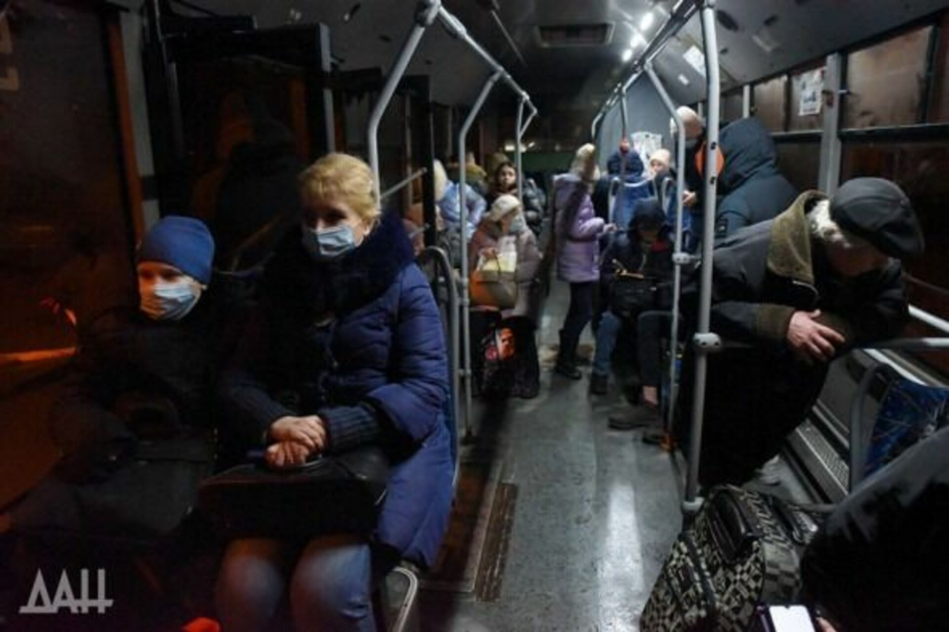 В первую очередь эвакуируют. Автобусы с беженцами Донбасса в Ростовской области. Автобус с беженцами Донбасс. Эвакуированные из Донбасса. Эваакация ЖИТЕЛЕЙДОНБАССА.