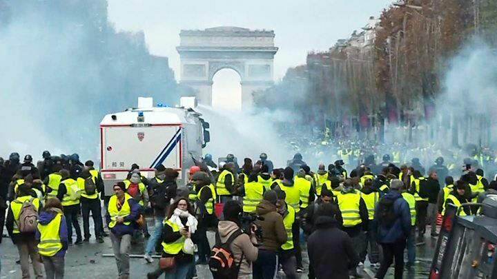 Власти Франции начинают переговоры с протестующими