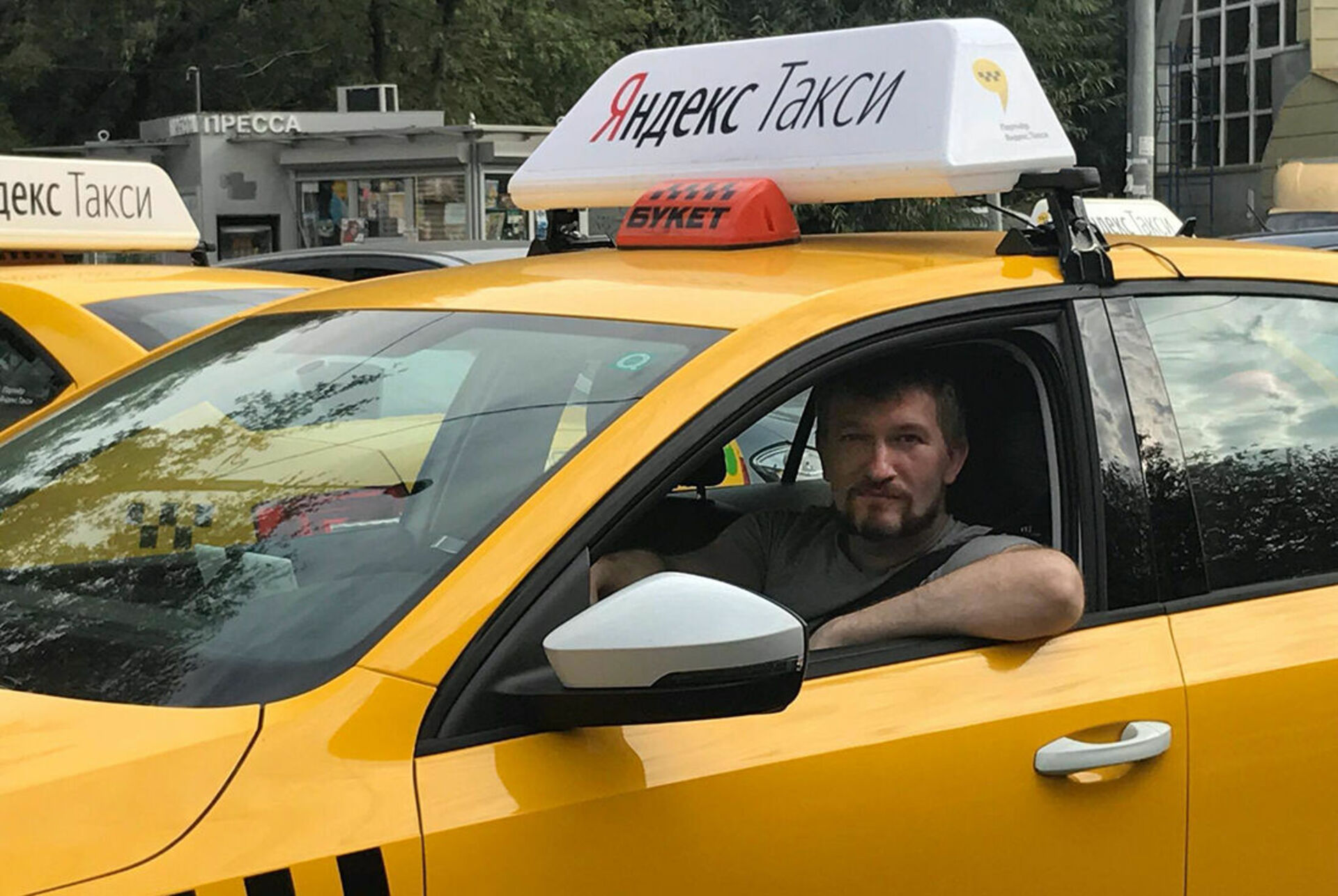 Группа водителей такси. Такси. Таксист.