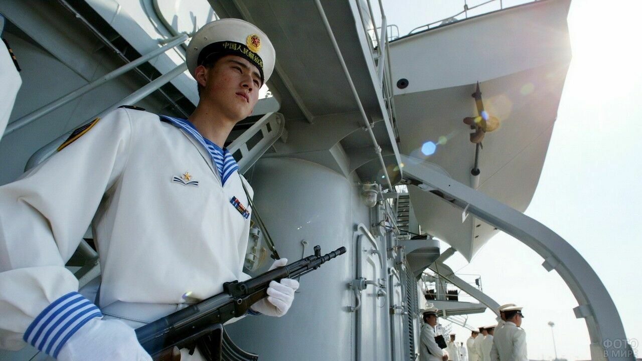 Китай силой вынудил ракетный эсминец ВМС США покинуть район Парасельских островов
