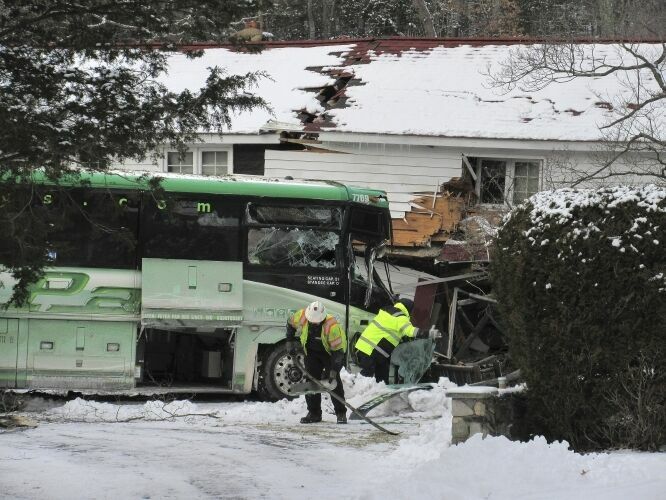 В США пассажирский автобус врезался в жилой дом
