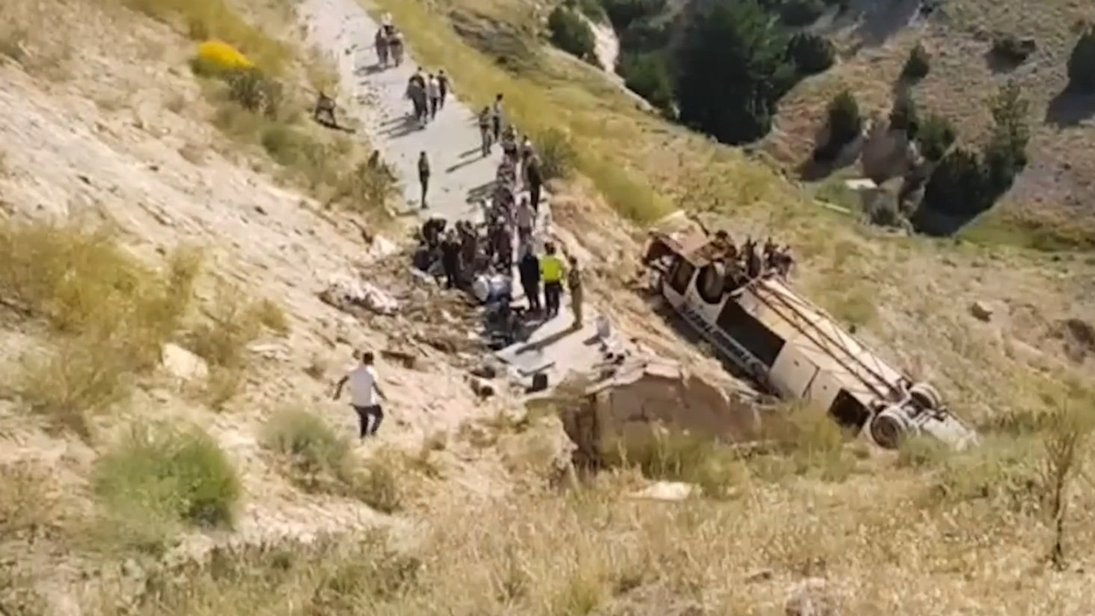 В Турции при падении автобуса с моста погибли семь человек (ВИДЕО)