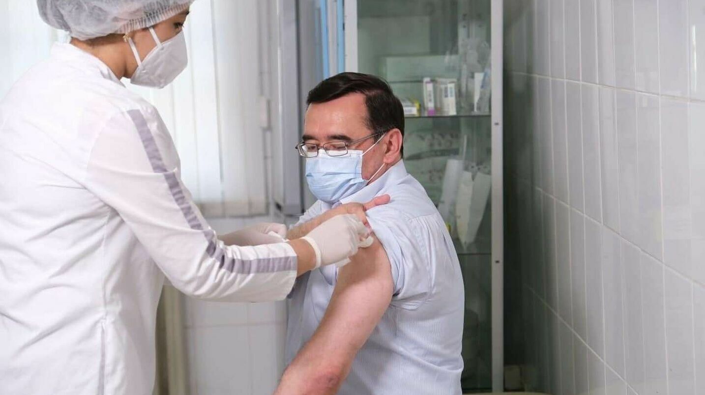В Узбекистане приостановили вакцинацию на время новогодних застолий