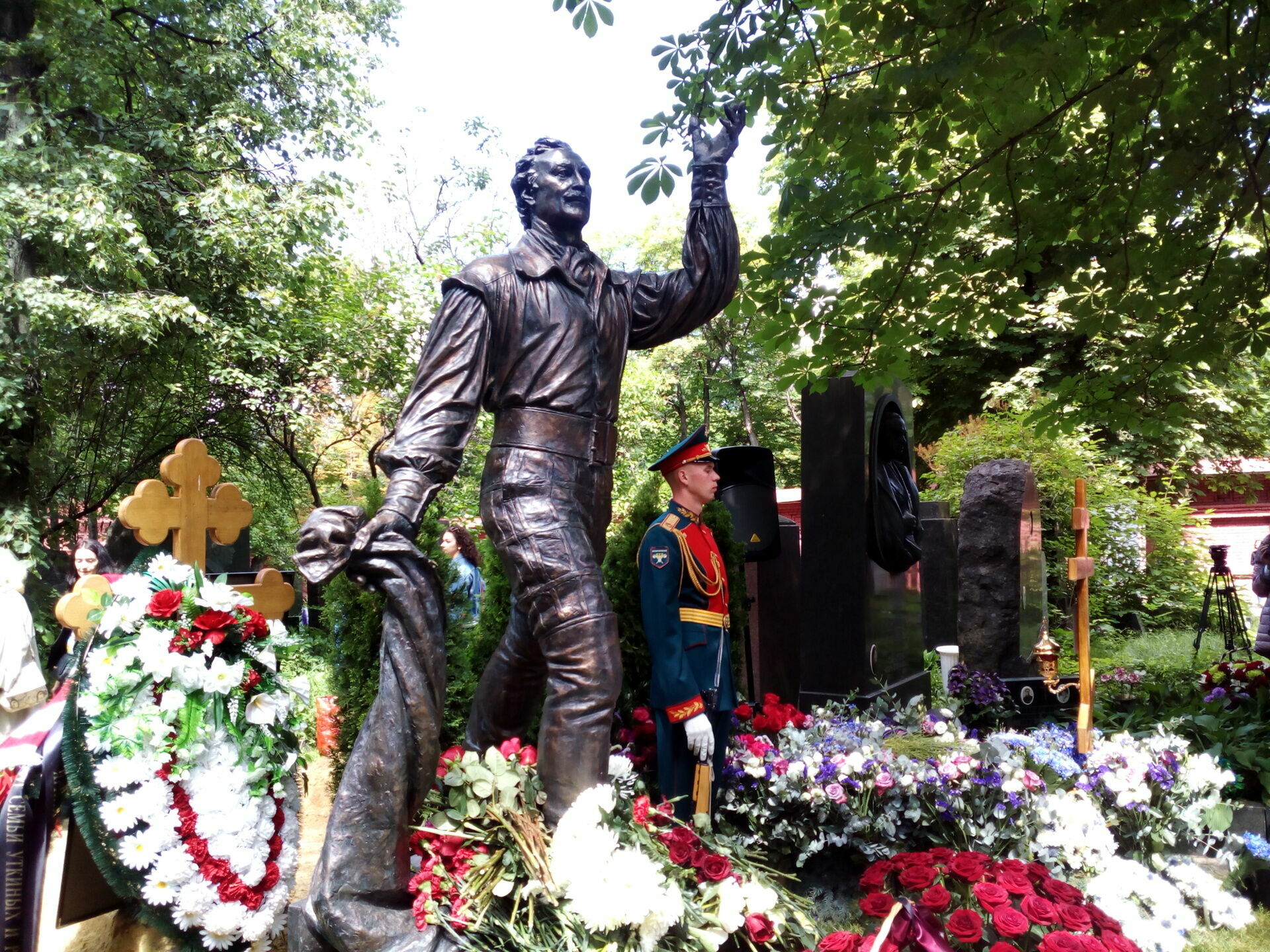 На могиле Владимира Зельдина  установлен памятник
