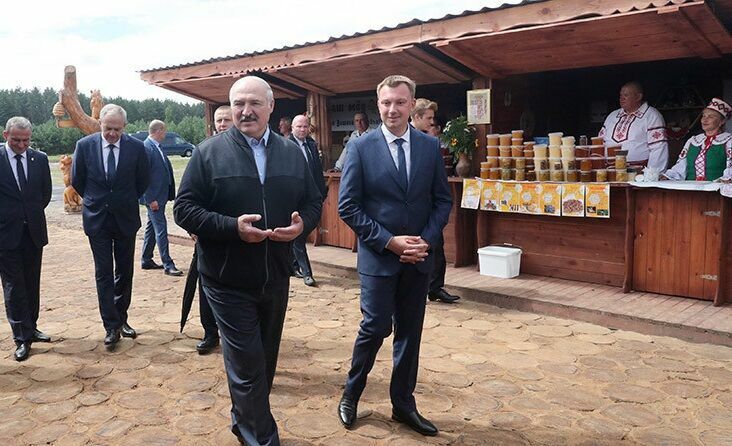 Александр Лукашенко посоветовал лечить коронавирус медом и купанием в роднике