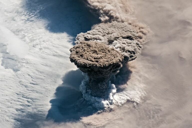 На Курильских островах началось извержение вулкана