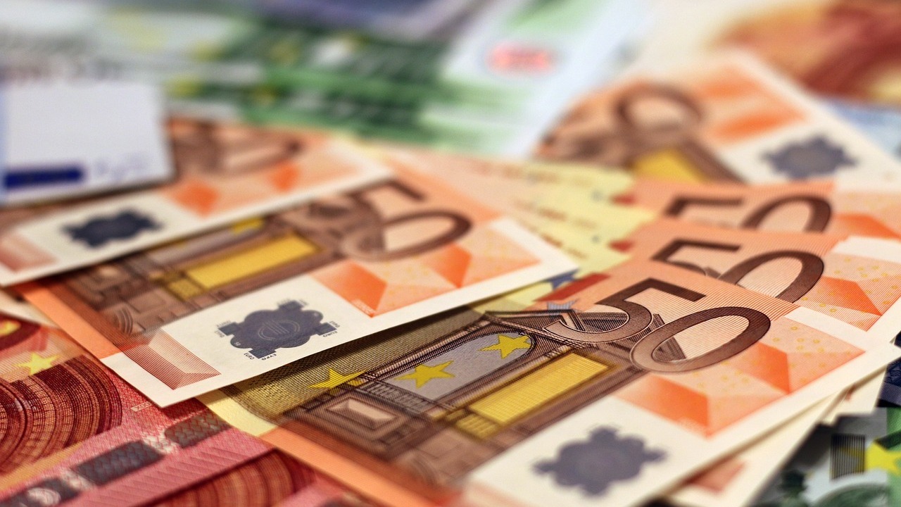 Курс евро вырос до 91 рубля впервые с 25 апреля