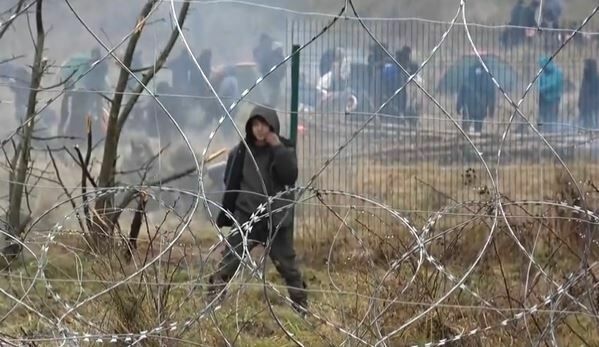 В Польше заявили, что мигранты на границе прикрываются детьми, чтобы прорваться в ЕС