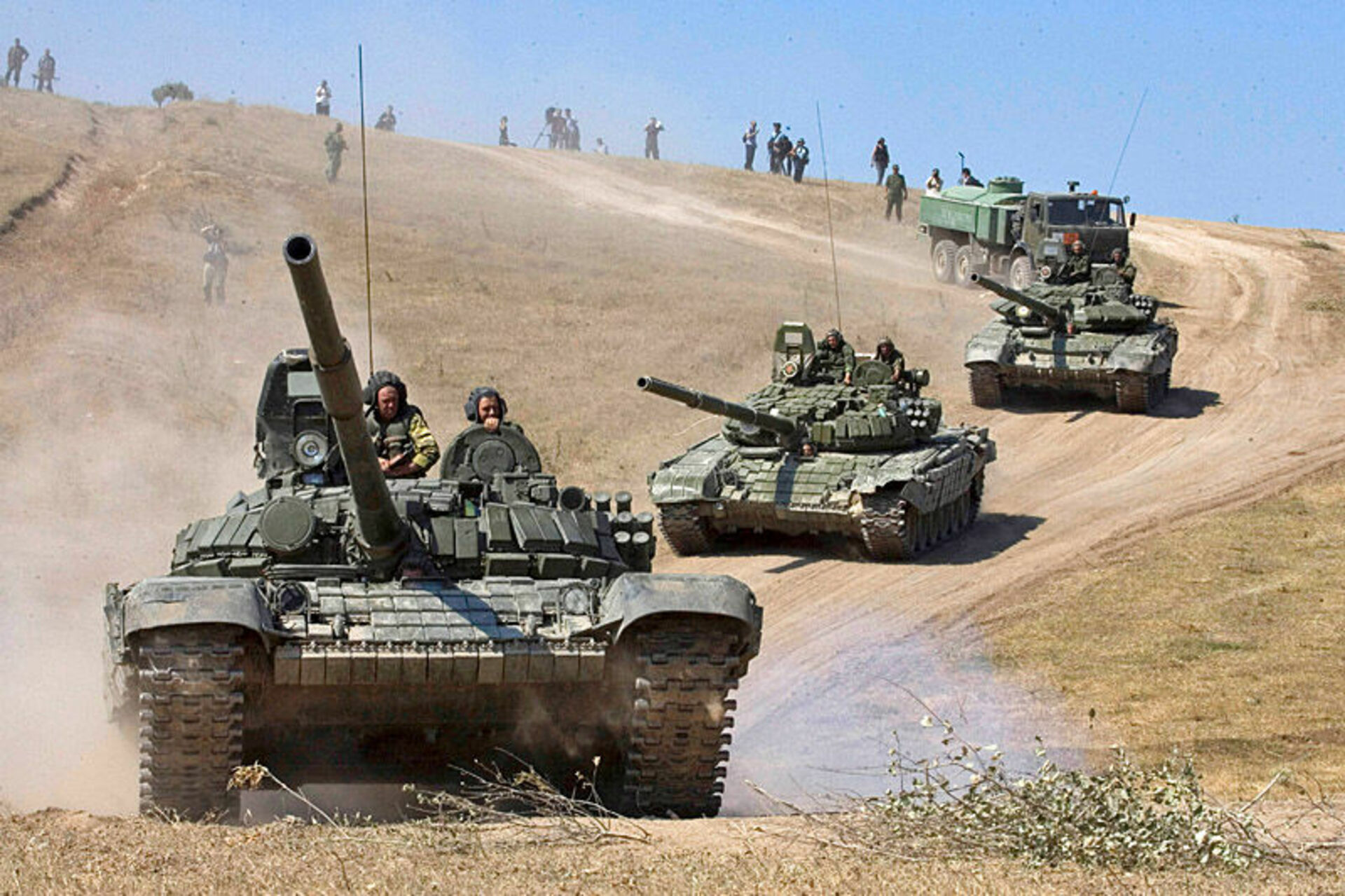 Войска где танки. Колонна т-72. Т-72 В Афганистане. Танковые войска. Колонна танков.