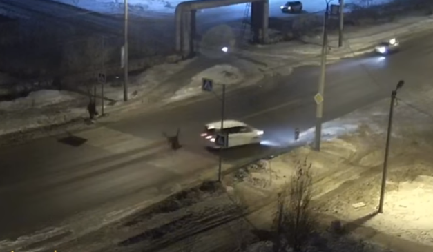 Видео: в Омске пешеход от удара автомобилем подлетел над дорогой