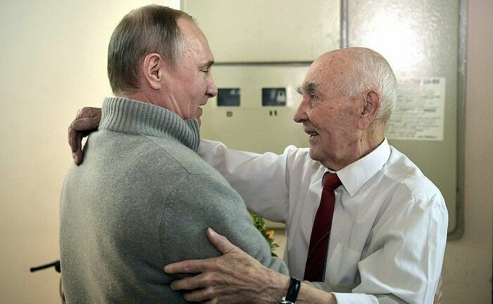 Путин поздравил с юбилеем своего бывшего начальника по резидентуре КГБ