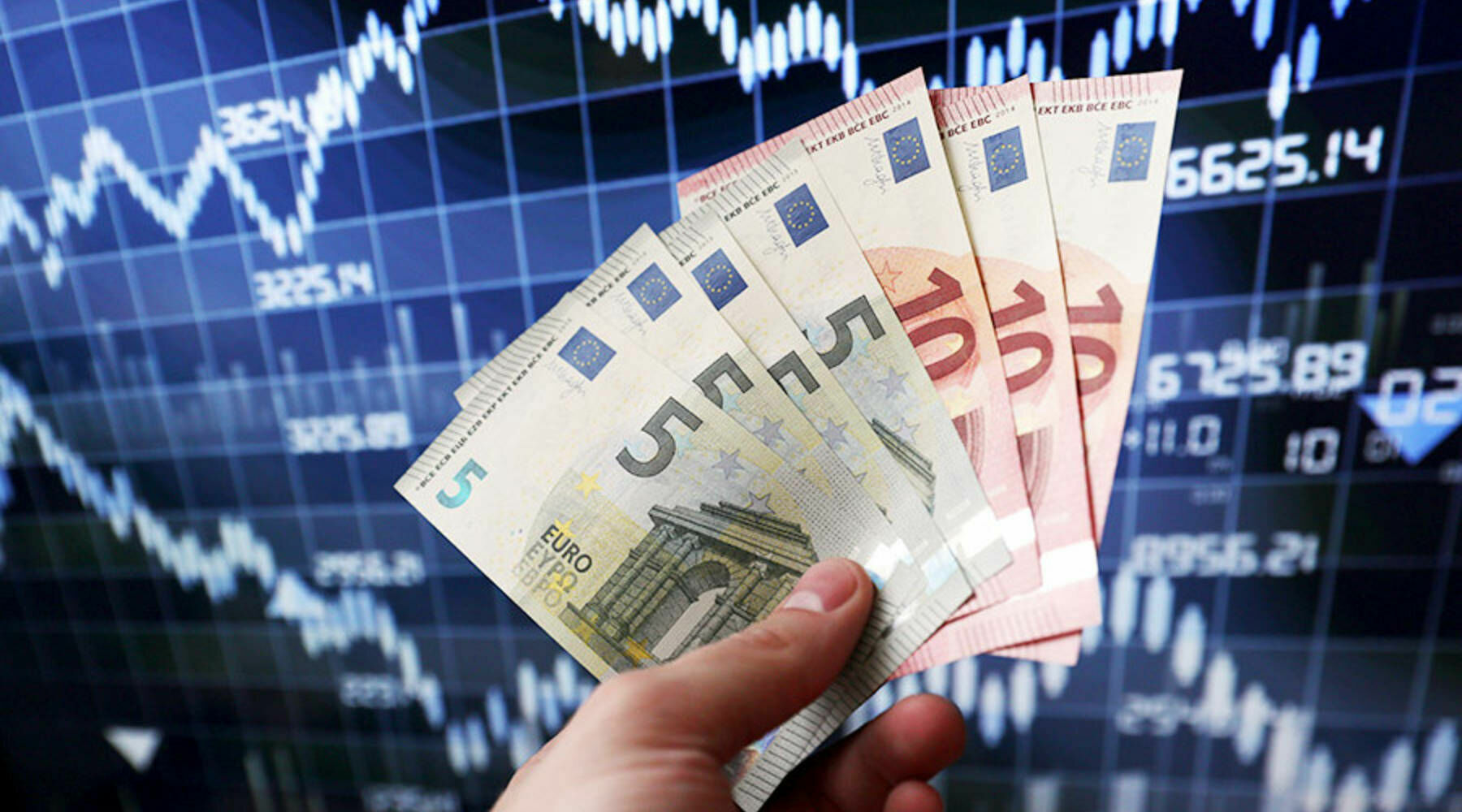 Евро упал ниже 81 рубля впервые с 2020 года