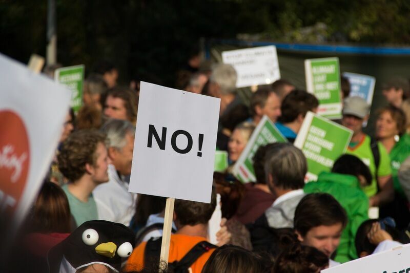 В Лондоне активисты Greenpeace заблокировали вход в офис British Petroleum