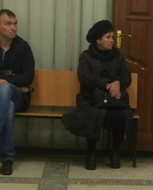 По иронии судьбы анестезиолог Алимов (слева) и бабушка погибшей Кати Федяевой ждали приглашения в зал суда вместе...