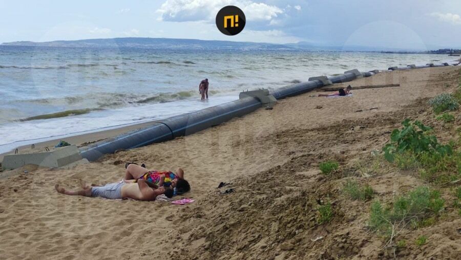В Феодосии протянули канализацию поперек популярного пляжа